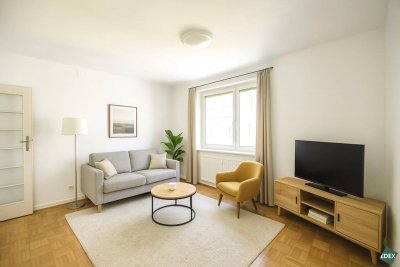 Direkt am Schweizergarten: Schöne 2-Zimmer-Wohnung mit separater Küche