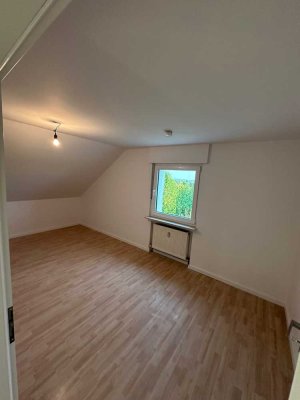 Attraktive und sanierte 3-Zimmer-Dachgeschosswohnung mit Balkon in Waldbrunn Fussingen