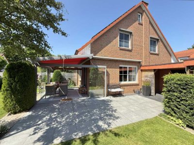 Moderne & stilvolle Doppelhaushälfte im Landhausstil mit schönem Garten in bevorzugter Lage