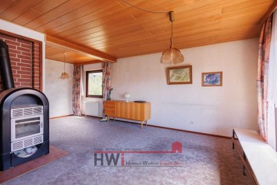 Geräumiges Einfamilienhaus mit ausgebautem Dachgeschoss und Einliegerwohnung zum baldigen Bezug.