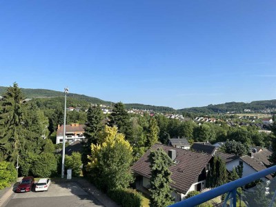 Niedernhausen!! Attraktive 4,5 Zimmer-Maisonette-Wohnung mit EBK, Balkon und PKW-Stellplätzen