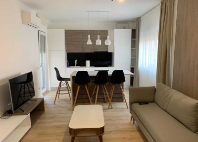 Ansprechende und neuwertige 2,5-Raum-Wohnung mit lux. Innenausstattung mit Balkon und EBK