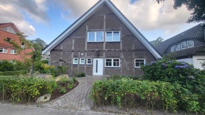 Modernisiertes Einfamilienhaus mit hochwertig angelegtem Garten, Bürohäuschen & Schwimmteich