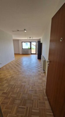 2,5-Zimmer-Hochparterre-Wohnung mit Balkon und PKW-Stellplatz