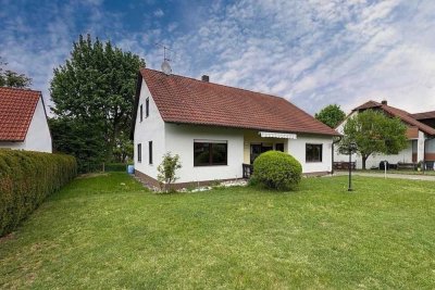 Ruhig gelegenes Einfamilienhaus mit reichlich Ausbaureserve und großem Garten.