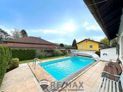 "Haus mit Garten, Pool, und Garage"