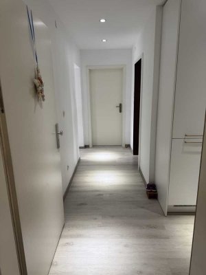 Exklusive, vollständig renovierte 3,5-Zimmer-Wohnung mit Balkon und EBK in Ludwigsburg