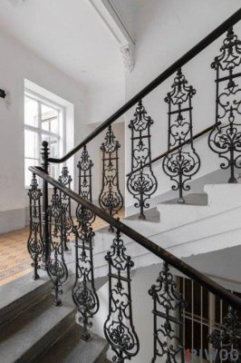 BALKON UND ÜBER 4 METER RAUMHÖHE II PRESTIGE UND ELEGANZ II WOHNEN IM DENKMALGESCHÜTZEN MÖDLINGER STADTJUWEL II FUSSGÄNGERZONE