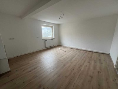 Zentrale 4-Zimmer-Wohnung mit Dachgeschosszimmern in Hof
