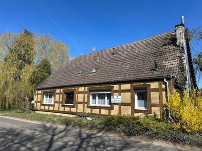 Sanierungsbedürftiges Bauernhaus mit Scheune und großem Grundstück