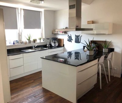Stilvolle, neuwertige 4-Zimmer-Dachgeschosswohnung mit geh. Innenausstattung, Balkon und EBK