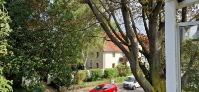 Perfekt gelegene Wohnung in traumhaftem Zustand mit 2 Zimmern, Balkon und sehr viel Grün vor der Tür