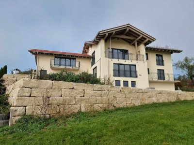 Luxuriöses 2‑Zimmer Dachgeschoss-Apartment mit Balkon in Rechtmehring