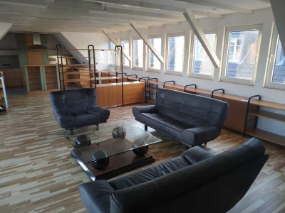 Attraktive 2,5-Zimmer-DG-Maisonette-Wohnung m großer Dachterrasse, EBK & maßgefert. Einbauschränken