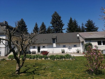 Einfamilienhaus mit großer Halle und Nebengebäuden für privaten oder gewerblichen Zweck