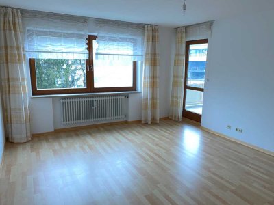 Helle 2-Zimmer-Wohnung mit zwei Balkone und EBK in München Pasing nur wenige Gehminuten zur S-Bahn.