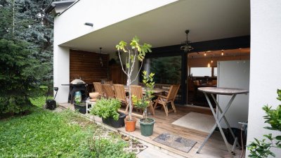 CHARMANTES DOPPELHAUS! Großzügiger Garten mit viel Privatsphäre!