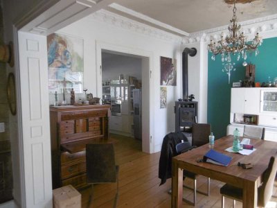 Großes Ein-Familienhaus mit Garten und Doppelgarage