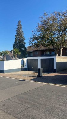 Geschmackvolle 4-Zimmer-Wohnung mit gehobener Innenausstattung mit Balkon und Einbauküche in Neuss