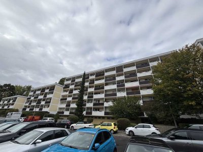 Großzügig geschnittene Wohnung mit drei Zimmern; Südloggia und Balkon in Nürnberg -Erlenstegen/Jobst