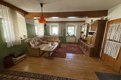 Historischer Charme trifft modernen Komfort – Zweifamilienhaus mit neuem Dach und Anbau