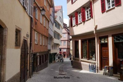 Wohn- und Geschäftshaus mit Balkon und Terrasse