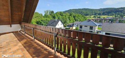 Wohnen mit Ausblick - Dachgeschosswohnung mit großem Balkon in Lengenfeld unterm Stein