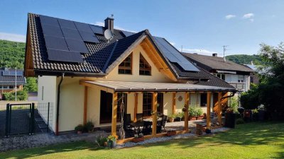Geräumiges, preiswertes und neuwertiges 6,5-Raum-Einfamilienhaus in Ständerbauweise.