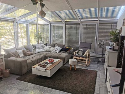 Schöne helle Wohnung mit Wohnwintergarten in zentraler Lage