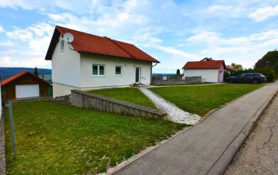 Viel Platz für die ganze Familie: Großes Einfamilienhaus  mit Garten und 3 Garagen