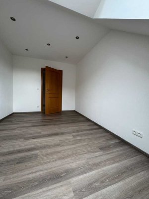 Stilvolle 3-Raum-DG-Wohnung mit Balkon und Einbauküche in Hemau