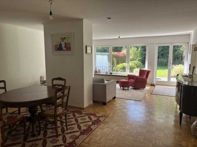 Familienfreundliches Reihenhaus, 6 Zi., mit Sonnenterrasse und schönem Sonnengarten in Seitenstraße!