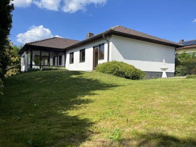 Großzügiges Wohnen auf einer Ebene ! Massivbau Winkelbungalow in Waldrandlage auf Traumgrundstück