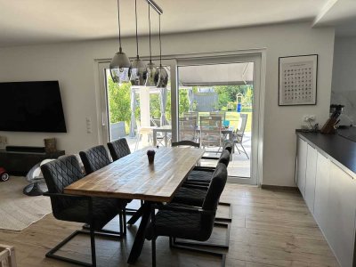 Moderne ebenerdige 3-Zimmer-Wohnung mit schönen Garten, Tiefgarage & Wallbox in zentraler Lage