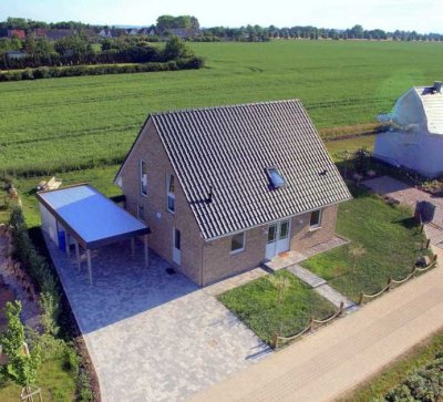 Modernes Einfamilienhaus mit Carport in Strandnähe