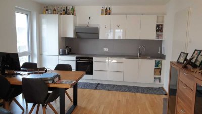 Neuwertige lichtdurchflutete 2- Zimmer – mit großem Südbalkon und hochwertiger EBK