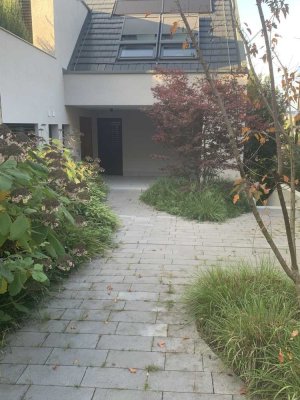 Schöne komplett neu sanierte 1-Zimmer Wohnung mit Gartenbenutzung