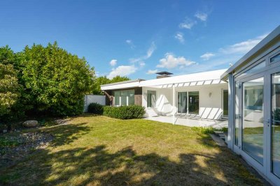Bungalow im Dichterviertel mit uneinsehbarem Garten und Swimmingpool im Haus