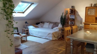 Ruhige, helle 2-3-Zimmer Dachgeschosswohnung mit Balkon in Tübingen Uninähe