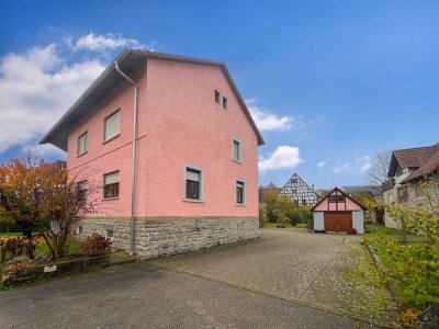 Zweifamilienhaus mit großem Grundstück und Entwicklungspotenzial in ruhiger Lage