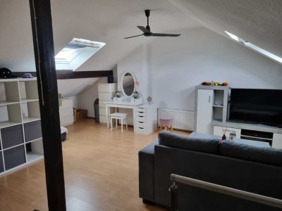 Teilmöbliertes Dachstudio in einem Einfamilienhaus mit separatem Eingang über Aussentreppe