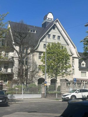 Wohnen im Hofgarten mit eigenem Park - Traumhaft schöne Maisonettewohnung in TOP Nordendlage