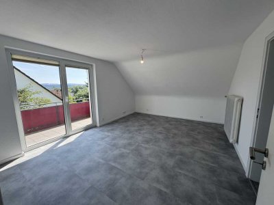 Schöne 4-Zimmer-Dachgeschosswohnung mit Balkon und Einbauküche – verfügbar ab 01.08.2025