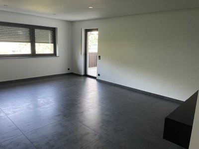 Stilvolle, modernisierte 3-Raum-EG-Wohnung mit geh. Innenausstattung mit Balkon und EBK