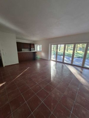 Einfamilienhaus mit großzügigem Grundstück, Garage und Nebengebäude – neuwertig und energieeffizient