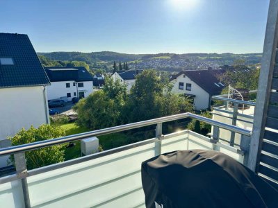Stilvolle 2-Zimmer-Wohnung (2019) mit traumhafter Aussicht vom Südbalkon, Carport, Gartenmitnutzung