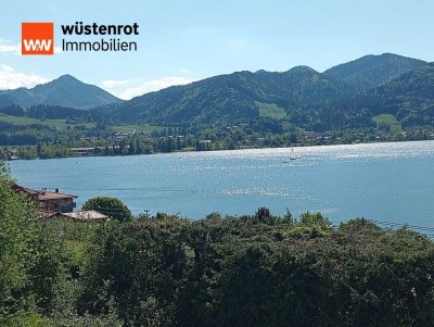 Tegernsee zur Miete in Traumlage.  
 3 Zimmerwohnung im 2 OG, zwei Balkone mit Seeblick u. TG Platz