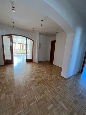 Tolle 3 Zimmerwohnung mit Terrasse, Garten und Garage zu vermieten !