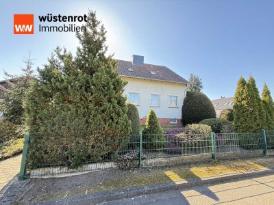 Auf einem schönen großen Eckgrundstück steht dieses sanierunsbedürftige 2-Familienhaus mit 2 Garagen