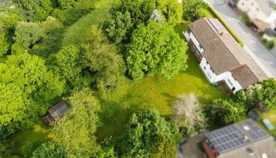 Zweifamilienhaus in begehrter Lage auf großem idyllischen Areal